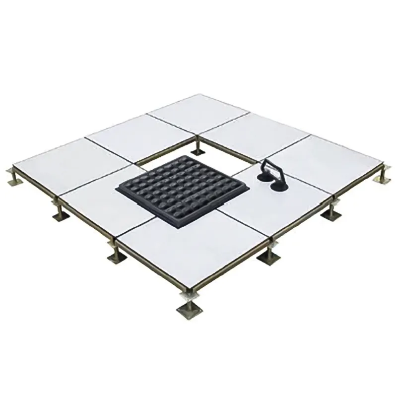 Steel Cement Raised Floor ผลิตจากแผ่นเหล็กกล้ารีดเย็น (cold-rolled alloy steel plates) พร้อมการบรรจุไส้ด้วยวัสดุซีเมนต์ (cementitious fill) เพื่อเพิ่มความแข็งแรงและการดูดซับเสียง ทำให้ได้พื้นที่มีความทนทานและทนไฟสูง