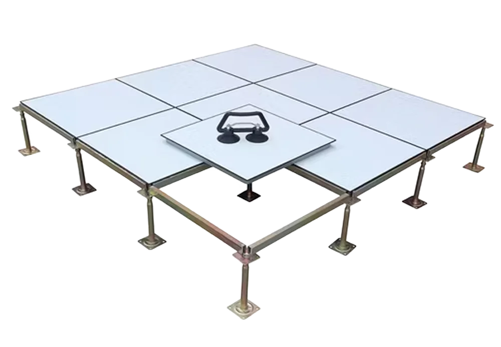 ระบบพื้นยกสำเร็จรูป (Raised Floor System) แสดงการใช้ตัวดูดแผ่นพื้นยก (Panel Lifter) เพื่อเปิดดูโครงสร้างขาตั้งและพื้นที่เดินสายไฟด้านล่าง