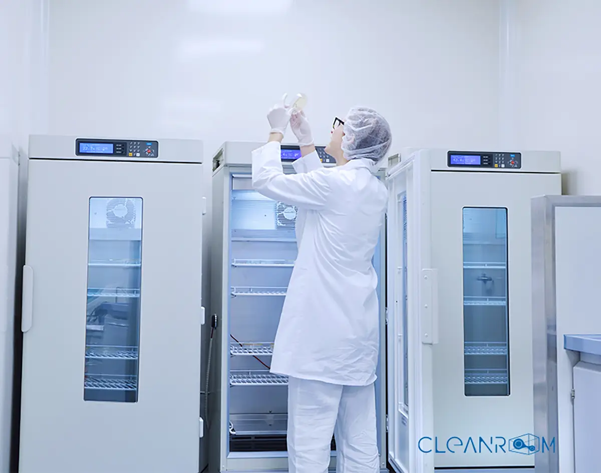 การตรวจสอบสภาพภายนอกอุปกรณ์ในห้องคลีนรูมและตู้แช่เก็บสารเคมี