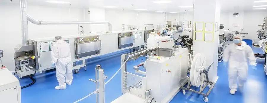 เจ้าหน้าที่สวมชุด PPE ทำงานภายในห้องคลีนรูม CBD มาตรฐาน GMP