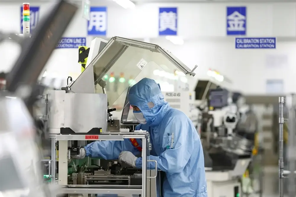 วิศวกรใช้ Particle Counter ทดสอบ Cleanroom Classification ในห้องแล็บ