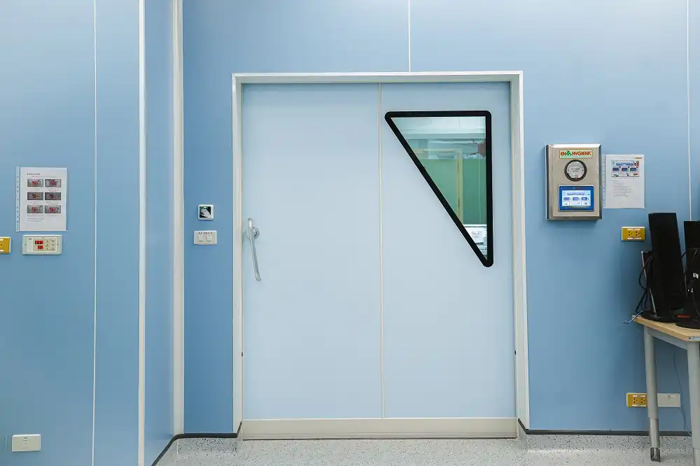 ประตูสูญญากาศ (Hermetic Door) ในห้องคลีนรูมความดันลบ ประตูสีเทาพร้อมระบบซีลอากาศ