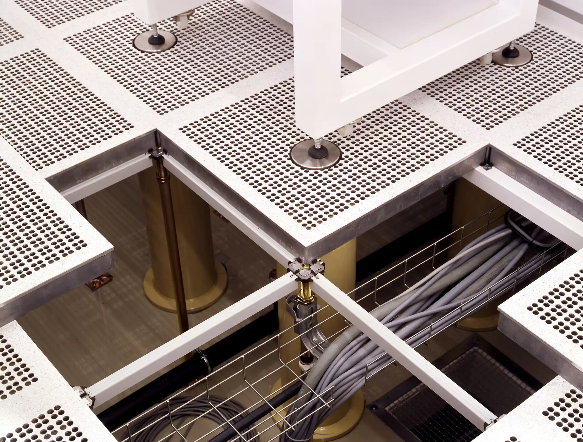 ช่องว่างใต้พื้นยก Under-Floor Plenum แสดงการเดินสายเคเบิลและระบบสาธารณูปโภคที่ซ่อนไว้