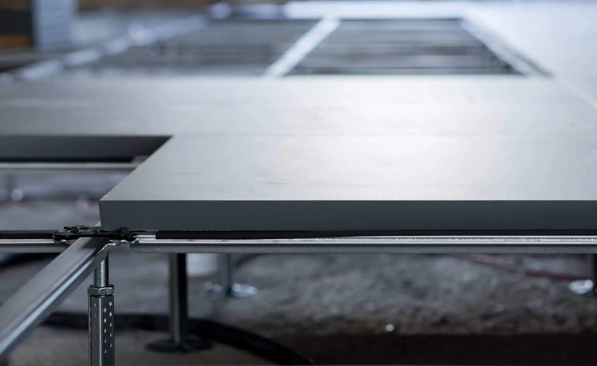 Steel Anti-Static Access Floor แผ่นพื้นเหล็กทึบสำหรับห้องคลีนรูม